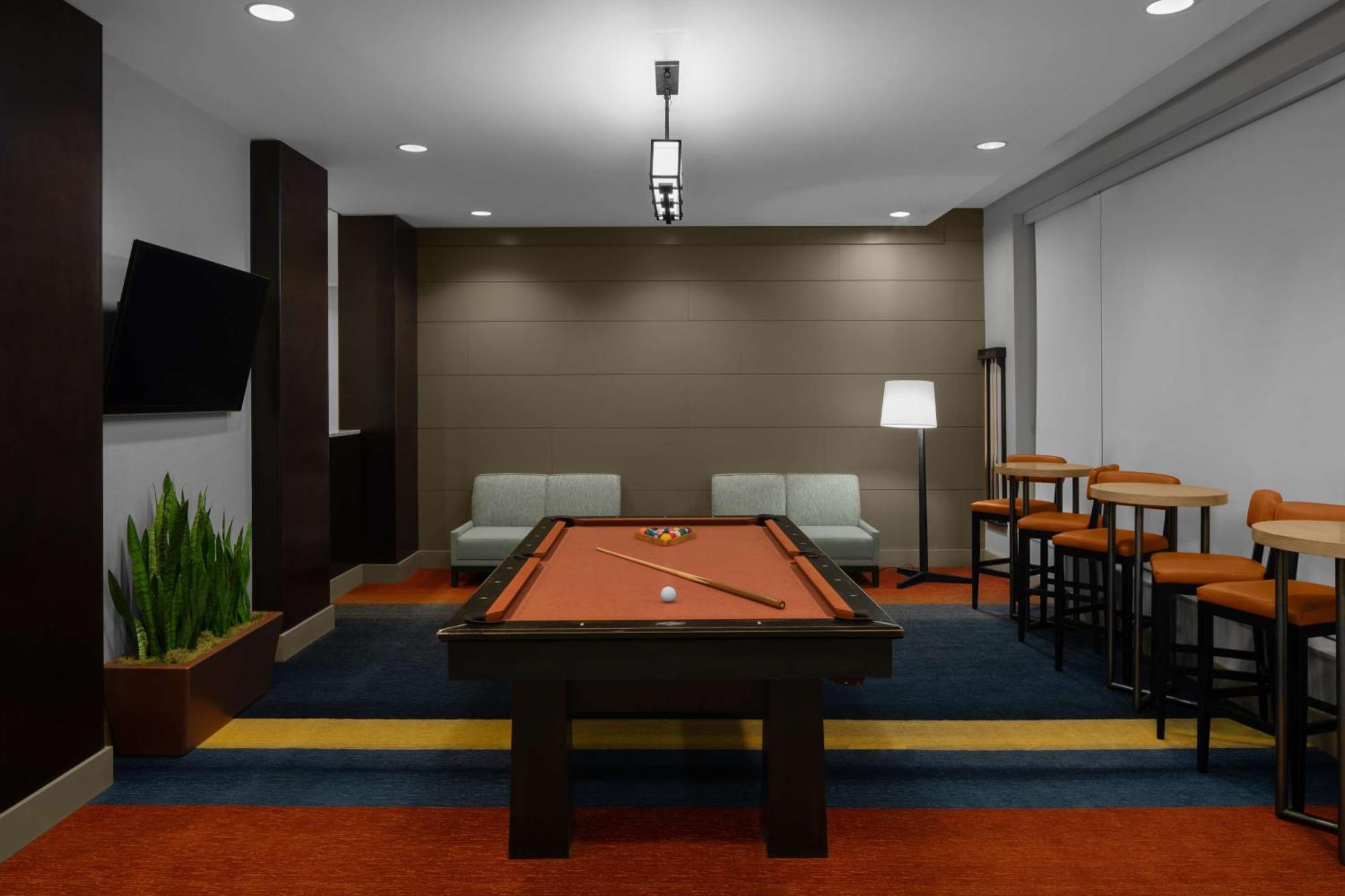 Hyatt House North Hills 3*